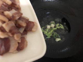 9、冬笋炒腊肉,下腊肉翻炒一下盛出，留油