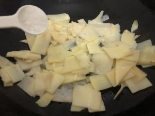 11、冬笋炒腊肉,加入盐