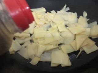 12、冬笋炒腊肉,加入生抽翻炒均匀