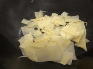 10、冬笋炒腊肉,下冬笋翻炒一下