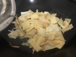 13、冬笋炒腊肉,加入少许水煮几分钟