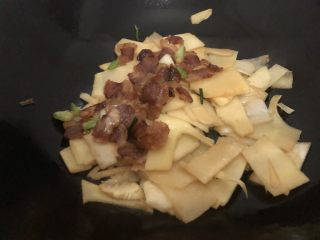 14、冬笋炒腊肉,再加入腊肉翻炒一下