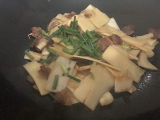15、冬笋炒腊肉,加入葱叶翻炒均匀即可