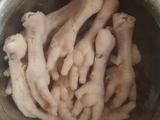 5、无骨蒜香鸡爪,鸡爪捞出投入冰水中浸泡，便于脱骨。