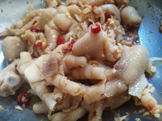 10、无骨蒜香鸡爪,把汁浇到鸡爪上，用手抓匀，使之更好入味