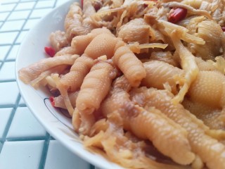 14、无骨蒜香鸡爪,吃起来酸酸辣辣的，非常爽口