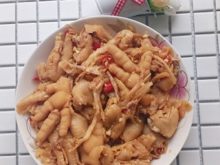 15、无骨蒜香鸡爪,喜欢吃辣的朋友还可以放些黄色的野山椒，也非常出味。之前做了台式柠檬鸡爪和野山椒泡椒鸡爪，喜欢吃的朋友可以参考我之前的菜谱