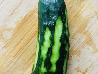 11、手撕鸡胸肉,黄瓜稍微去一下皮，洗净