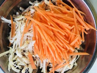 15、手撕鸡胸肉,将鸡胸肉和胡萝卜放入调料盆中。