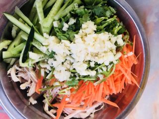 17、手撕鸡胸肉,加入蒜末