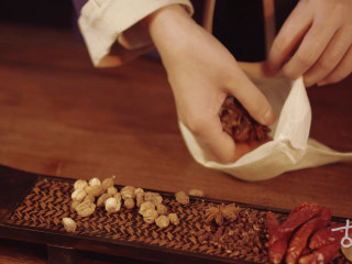 3、【明·酱牛肉】武松最爱的江湖下酒菜,将除葱姜之外的其他固体调料入调料包封好；