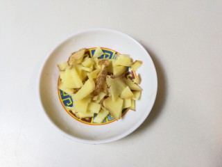 5、香菜皮冻,姜切小块