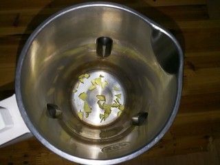 6、香菜皮冻,豆浆机中放入姜