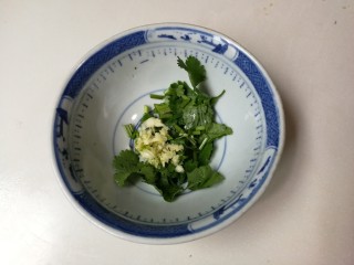 13、香菜皮冻,取小碗放入香菜，蒜泥