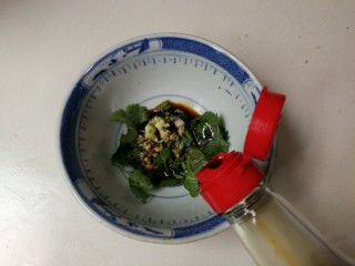 15、香菜皮冻,放入四勺生抽