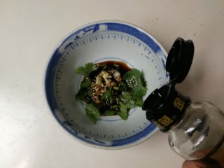 17、香菜皮冻,放入少许香油