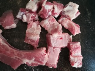 2、排骨怎样做好吃~生炒排骨,把排骨砍成小块,大概2-3三厘米