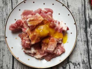 5、排骨怎样做好吃~生炒排骨,打入一个蛋黄