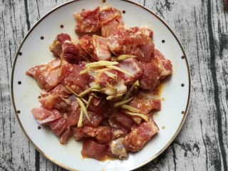 6、排骨怎样做好吃~生炒排骨,放入姜丝和少许盐,鸡精搅拌好放入冰箱,腌制三个小时