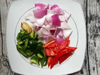 8、排骨怎样做好吃~生炒排骨,把洋葱,青红椒清洗干净切三角块备用