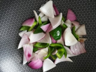 11、排骨怎样做好吃~生炒排骨,锅里放入少许底油把洋葱,青椒煸炒