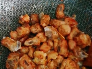 10、排骨怎样做好吃~生炒排骨,煎到两面金黄捞起来,用厨房纸吸干多余的油脂