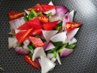 12、排骨怎样做好吃~生炒排骨,将红辣椒放入,下适量的盐煸炒