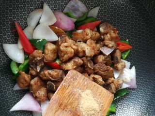 13、排骨怎样做好吃~生炒排骨,最后把排骨放入,下少许椒盐翻炒片刻即可