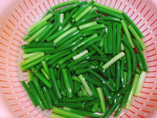 2、蒜苔炒肉,蒜苔切段，洗干净，沥干