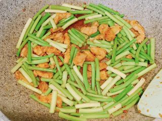 8、蒜苔炒肉,放入1勺生抽，少许盐，翻炒均匀