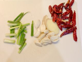2、香辣酥嫩豆瓣鸡,葱切段，蒜拍扁，姜切片，拿出干辣椒待用