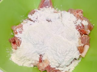 3、香辣酥嫩豆瓣鸡,把1/2碗面粉倒入鸡里，搅拌均匀