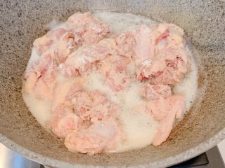 4、香辣酥嫩豆瓣鸡,冷锅热油，放入炸至熟