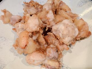 5、香辣酥嫩豆瓣鸡,炸至金黄捞出待用