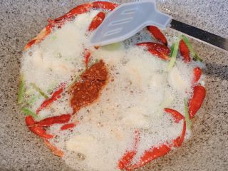 6、香辣酥嫩豆瓣鸡,把油留在锅中，倒入花椒、姜、蒜、葱段、干辣椒、红油豆瓣酱、翻炒均匀