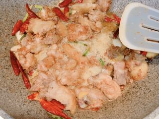 7、香辣酥嫩豆瓣鸡,倒入鸡翻炒均匀、出锅即可