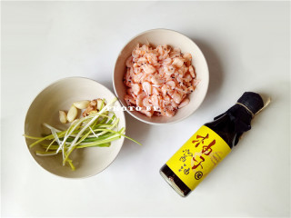 1、酱油磷虾,备好食材：南极磷虾、老姜、大蒜、小葱分别洗净；