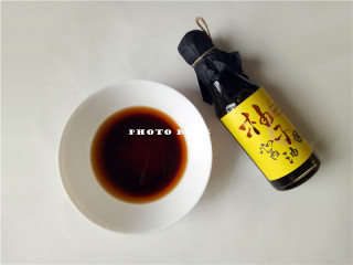 2、酱油磷虾,备好料汁：蒸鱼豉油、盐、白糖、少许冷开水混合；