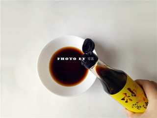3、酱油磷虾,再调入适量柚子酱油，搅拌均匀；