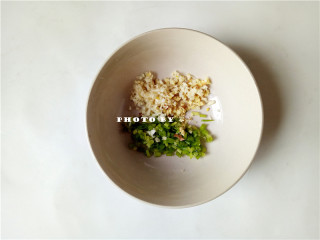 4、酱油磷虾,老姜、大蒜、小葱切末；