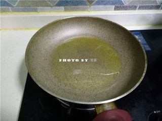5、酱油磷虾,平底锅里倒入适量油烧热；