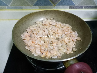 6、酱油磷虾,放入磷虾煸炒；