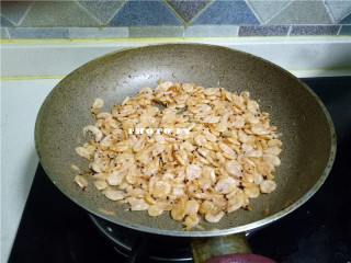 7、酱油磷虾,调入适量料酒，继续翻炒；