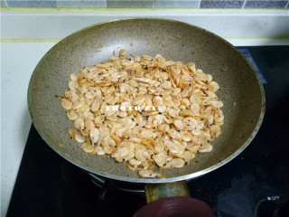 8、酱油磷虾,磷虾煸炒至香酥后，关火；