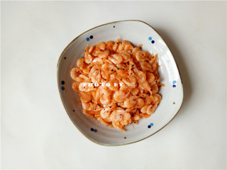 9、酱油磷虾,将磷虾盛出；