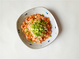 10、酱油磷虾,调入姜末，蒜末，葱末；