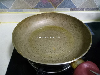 11、酱油磷虾,平底锅里再倒入适量植物油烧热；
