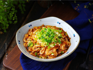 12、酱油磷虾,将热油淋在葱花上；再倒入料汁，【酱油磷虾】就做好啦。