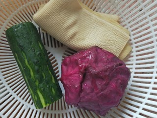1、爽口麻汁儿拌三丝,准备好紫甘蓝，青瓜，豆腐皮