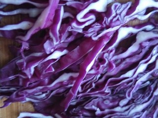 2、爽口麻汁儿拌三丝,紫甘蓝掰下洗净切丝
